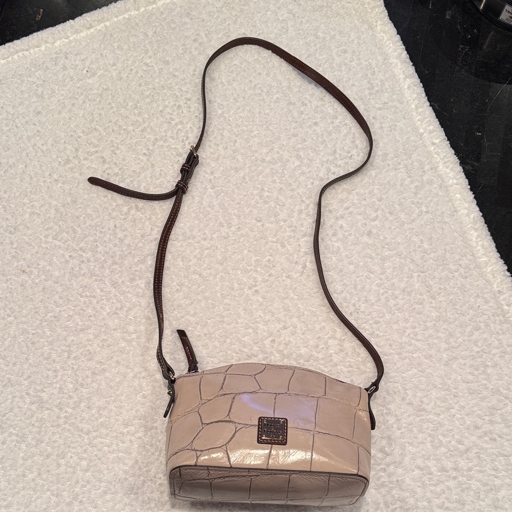 Dooney And Bourke Womens White Crocodile Embossed Adjustable Crossbody Bag